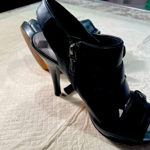 Coach Side Zipper 4” Heels Size 8 - Picture 6 of 8